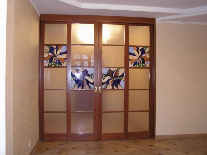 Перегородка с цветными стеклянными вставками Альметьевск