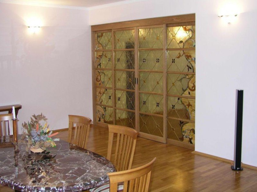 Перегородка для гостиной с цветным стеклом и декоративными вставками Альметьевск