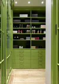 Г-образная гардеробная комната в зеленом цвете Альметьевск