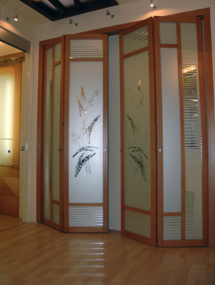 Широкие двери гармошка с матовым стеклом и рисунком Альметьевск