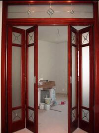 Дверь гармошка с декоративными стеклянными вставками Альметьевск